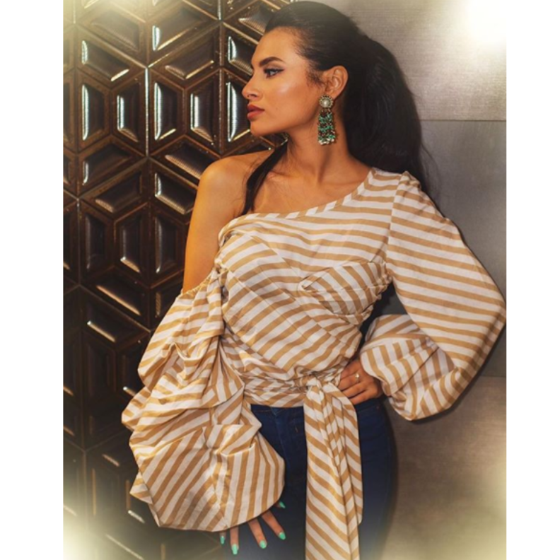 فستان ناعم يليق بشخصية كارمن سليمان