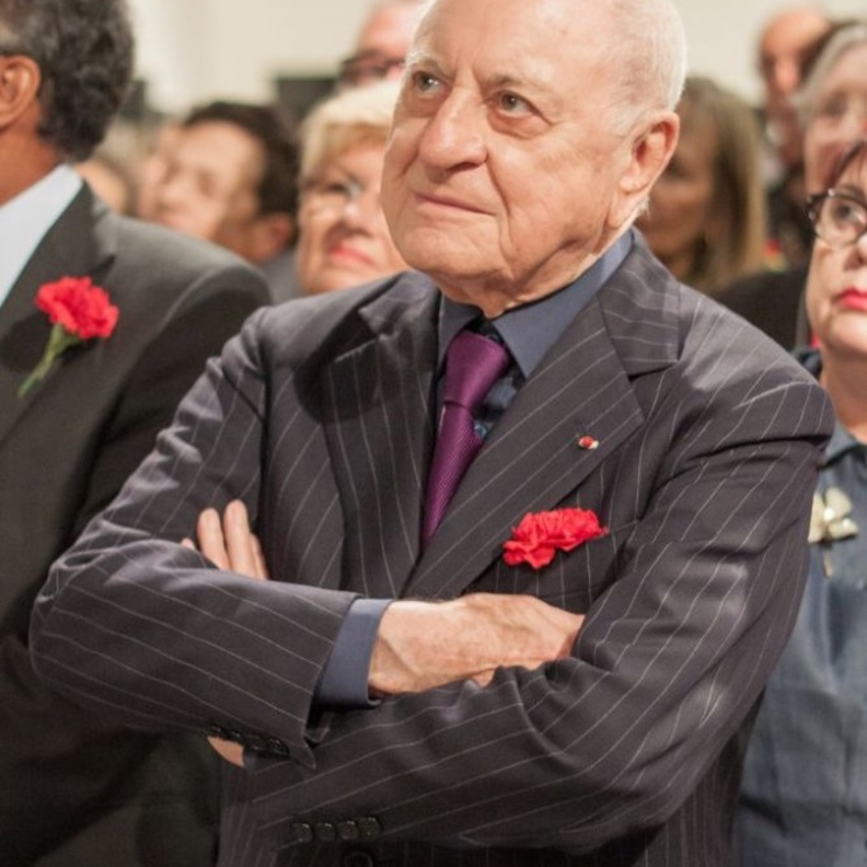 فرانسوا هولاند يقلد بيير بيرجيه وسام الشرف