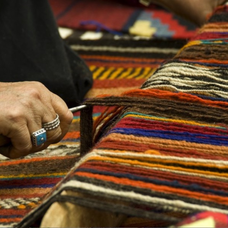 طاولة مبتكرة من تصميم هنادي كاركاشان 