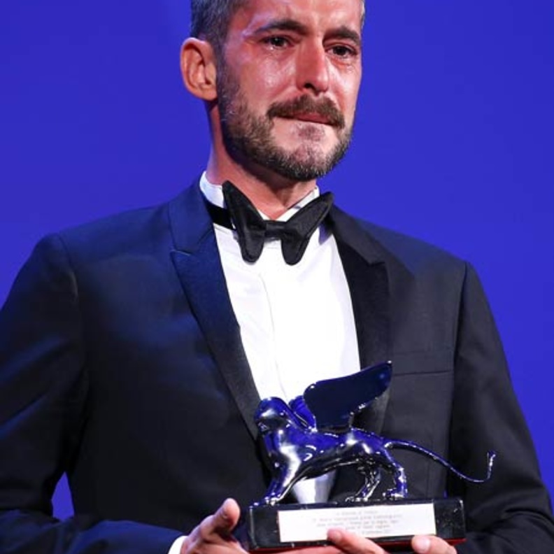 المخرج خافيير لوجراند يبكي بعد تسلمه جائزة أفضل مخرج
