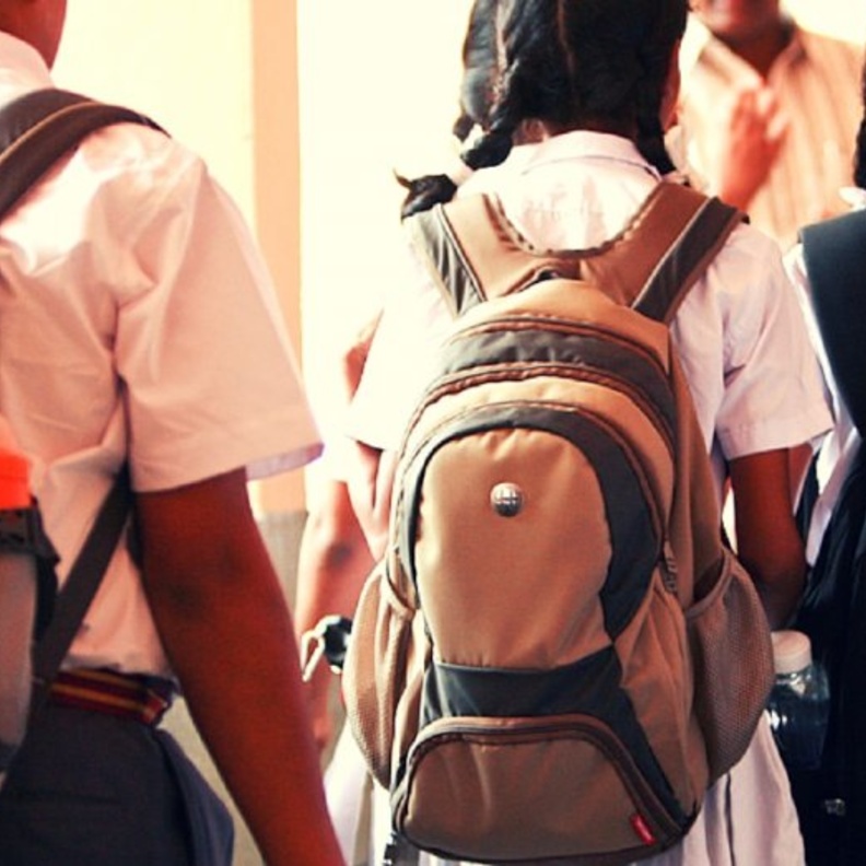 شنطة المدرسة الثقيلة تؤذي ظهر التلاميذ