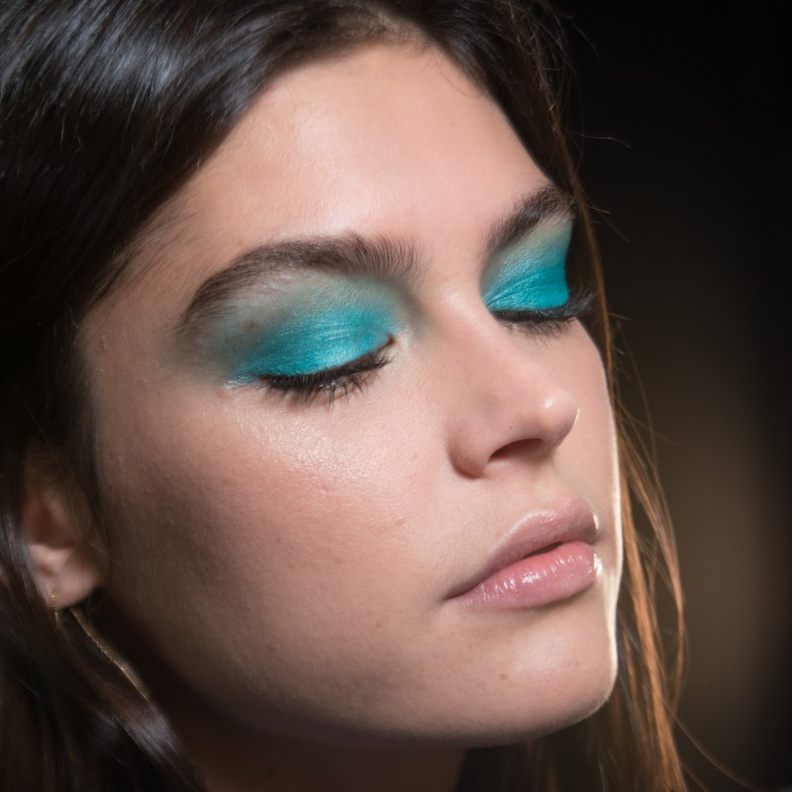 رسمات عيون زرقاء مع الخطوط الخضراء بأسلوب دار Tadashi Shoji