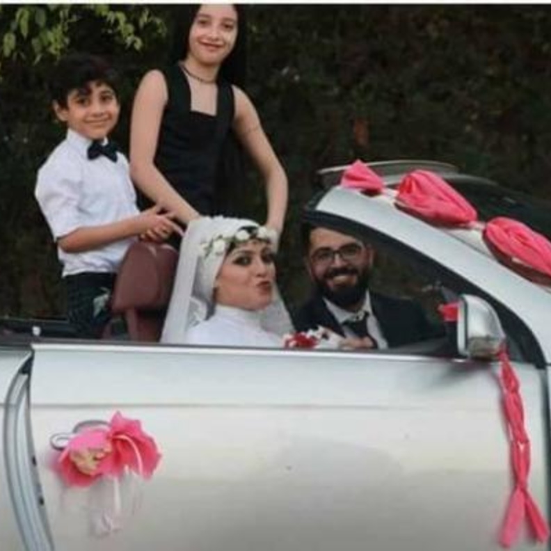 العروسان مع طفليهما