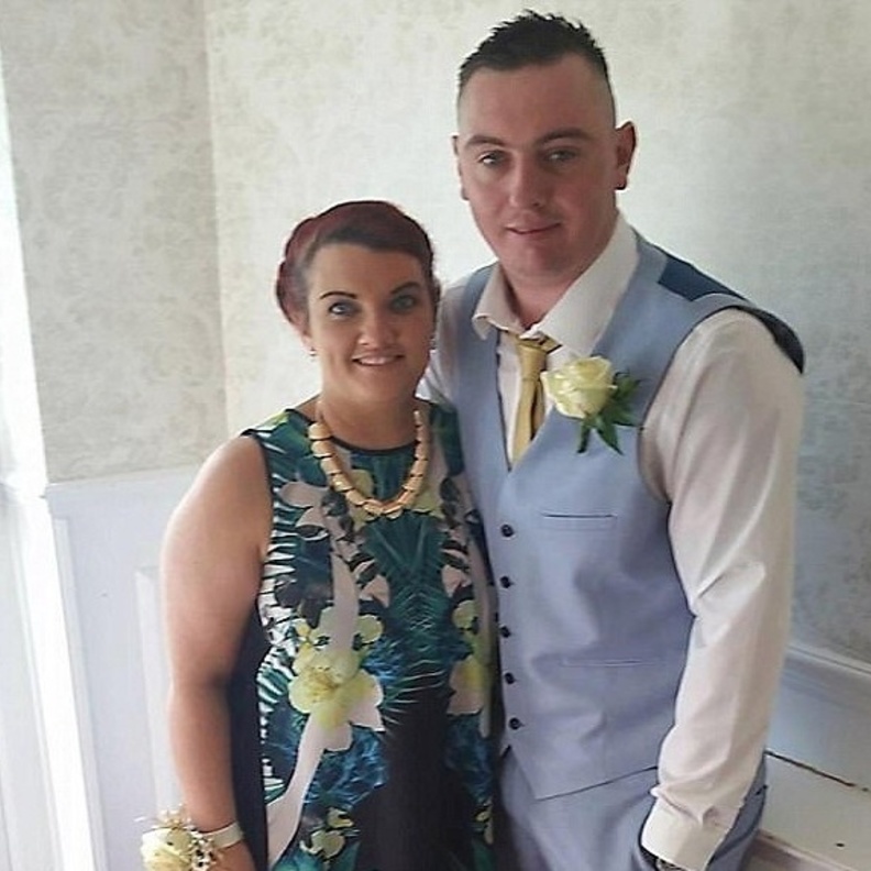 العروس اعطت العريس واصدقائه بطاقات صعود وهمية