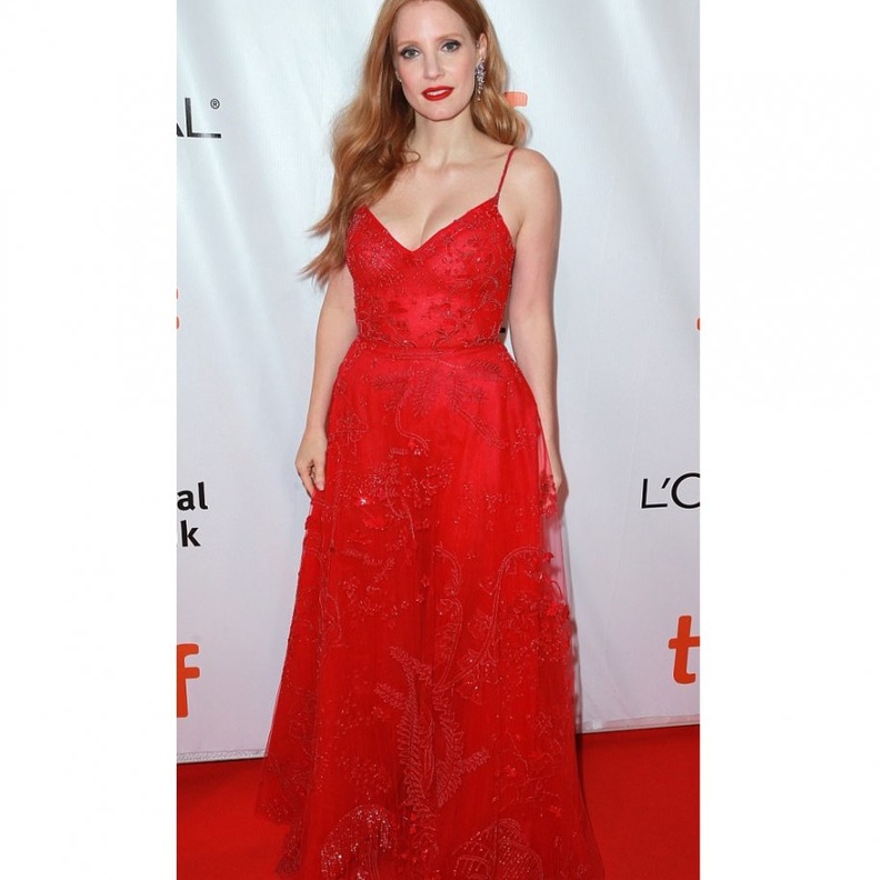 نيكول كيدمان Nicole Kidman ترتدي فستان طويل ومطبع مع تموجات الألوان من فالنتينو Valentino