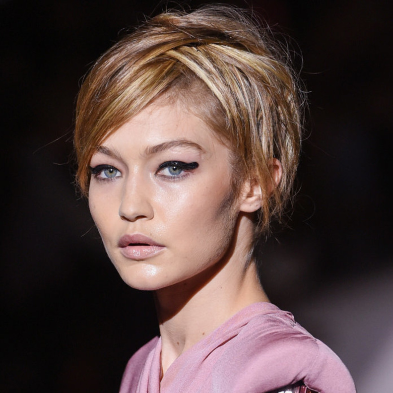 رسمات آيلاينر بيضاء وعصرية من ULLA JOHNSON