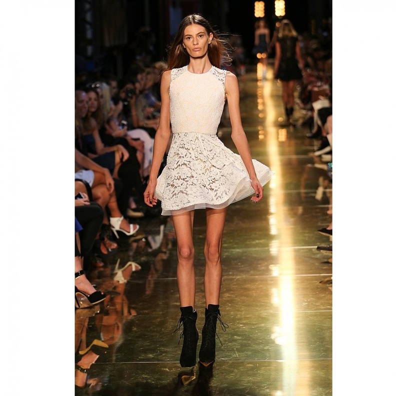 تم شن حملات اعلامية كبيرة لمحاربة النحافة المرضية المنتشرة بين عارضات الأزياء