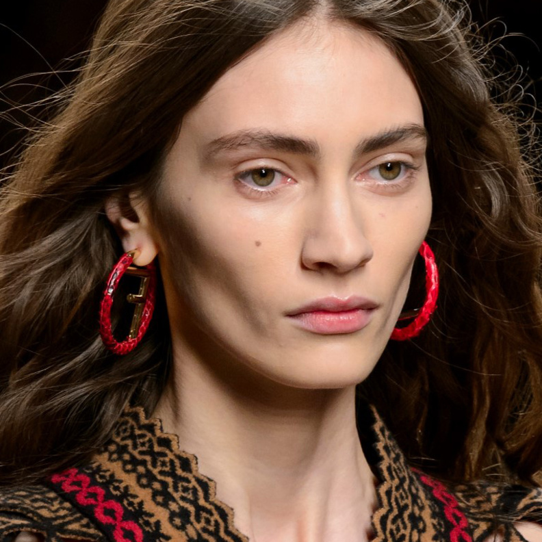 اكسسوارات الأقراط الدائرية مع اللؤلؤ من Y Project