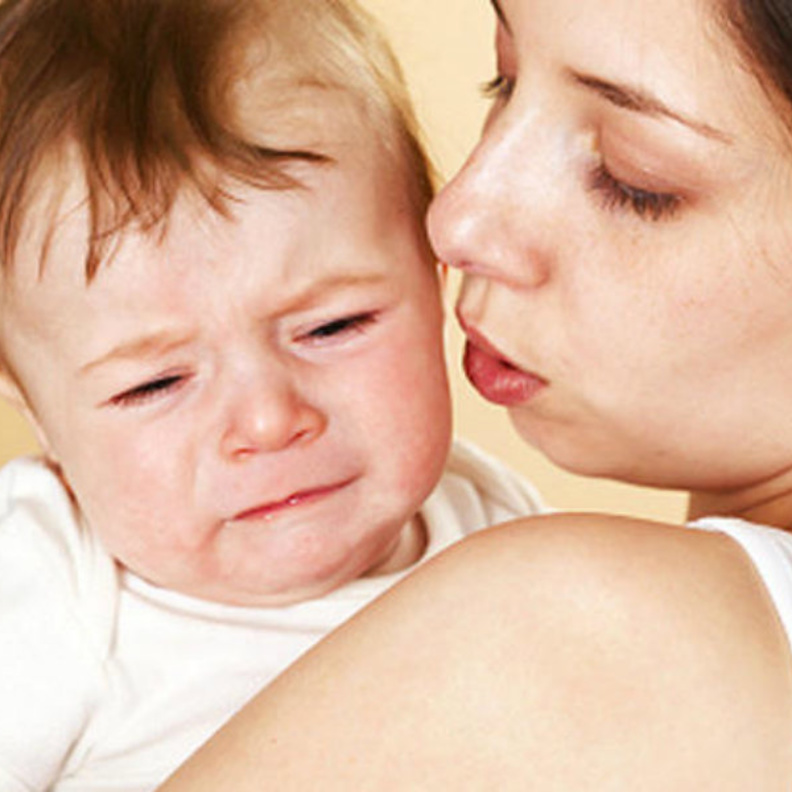 يلعب طفل التوحد بطريقة غريبة و متكررة الشيء ذاته