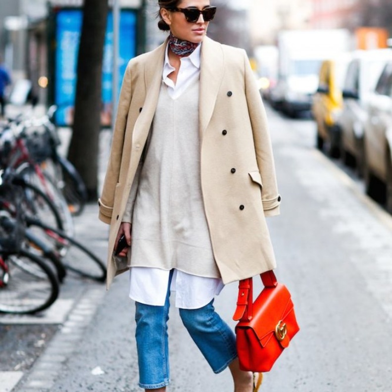 اختاري شنطة يد بلون قوي مثل الأحمل لتضيفي لمسات حيوية لاطلالاتك الشتوية