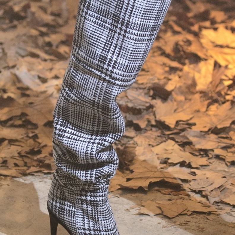 جزمات عالية الساق وواسعة بأقمشة الجلد من سان لوران Saint Laurent