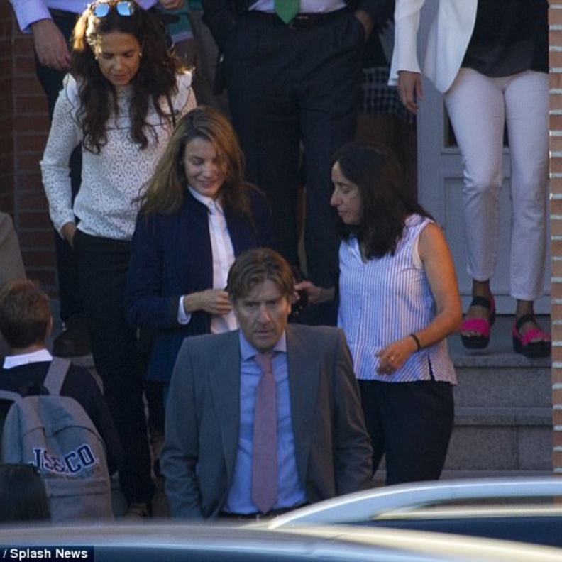 ملكة اسبانيا أوصلت طفلتيها إلى المدرسة