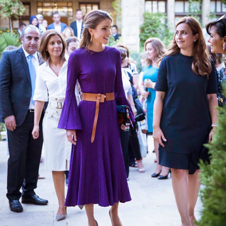 الملكة رانيا خلال تفقدها معرض الحرف اليدوية الـ22 لمؤسسة نهر الأردن