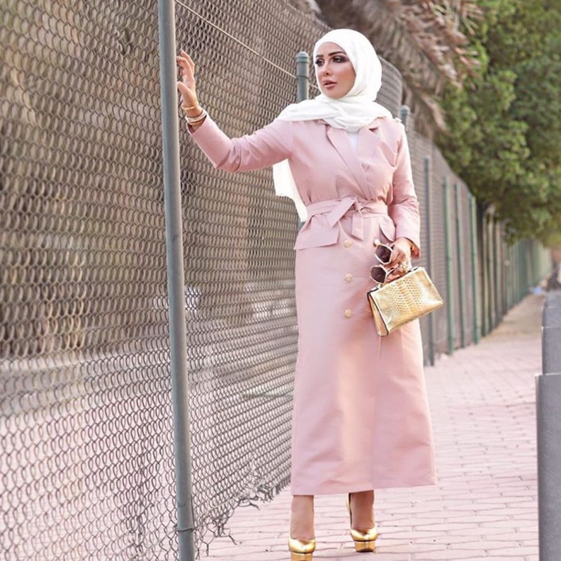 دلال الدوب وإطلالة أنيقة للجامعة