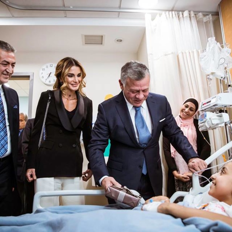 صورة انسانية من الملكة رانيا مع طفلة مريضة