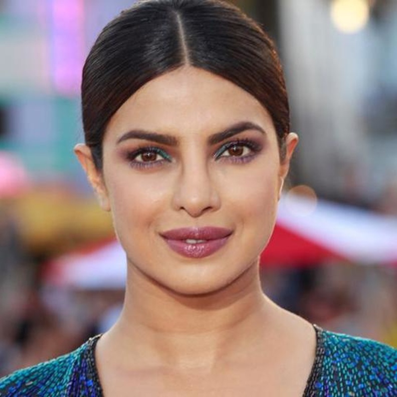 بريانكا تشوبرا تنقل رسالة من فتاة صغيرة إلى كاترينا كيف