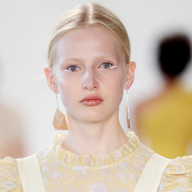 رسمات آيلاينر بيضاء وعصرية من ULLA JOHNSON