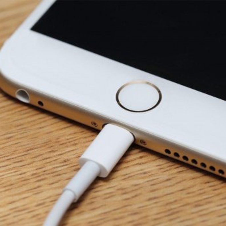 مصرع رجل أمن سعودي و ابنته بسبب شاحن جوال 