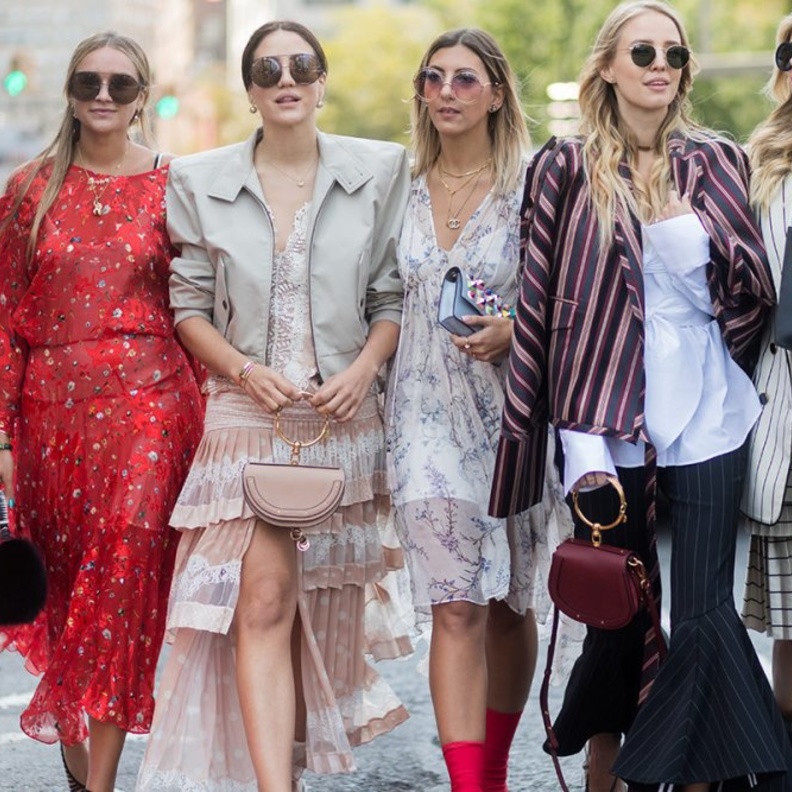 موضة الفساتين المطبعة بنقشات الورود في شوارع نيويورك