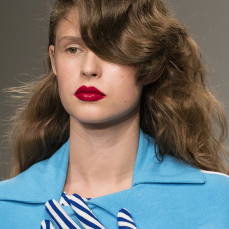 رموش عصرية ووردية مع الحبيبات البراقة في عرض أزياء ‏Ryan Lo