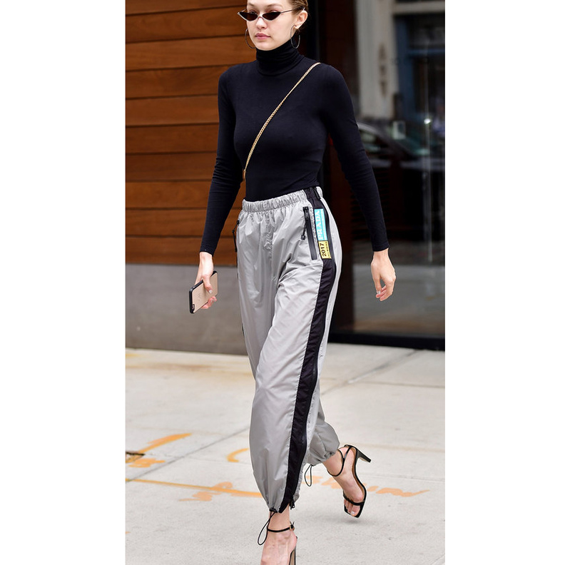 ريهانا ترتدي فستان أسود فاخر ذات القصة المتطايرة من الخلف بتوقيع ‏Ralph and Russo