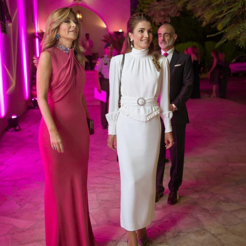 الملكة رانيا ترتدي قميص أبيض مع تنورة ماكسي زهرية من مجموعة ‏Emilia Wickstead