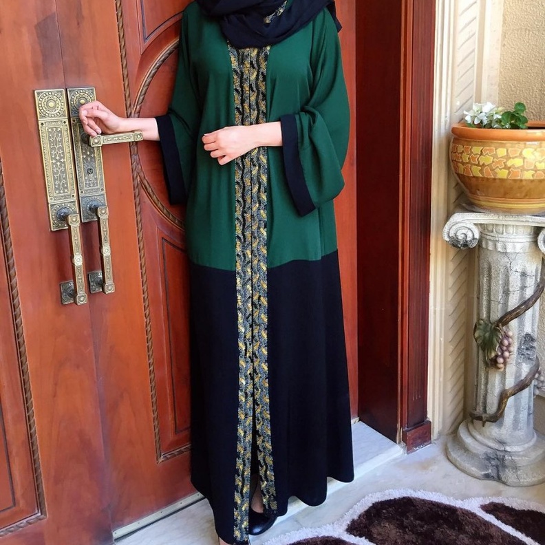 عباية سوداء من هال بحزام أحضر