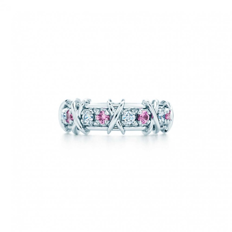 اقراط من الزمرد والماس من شوبارد.