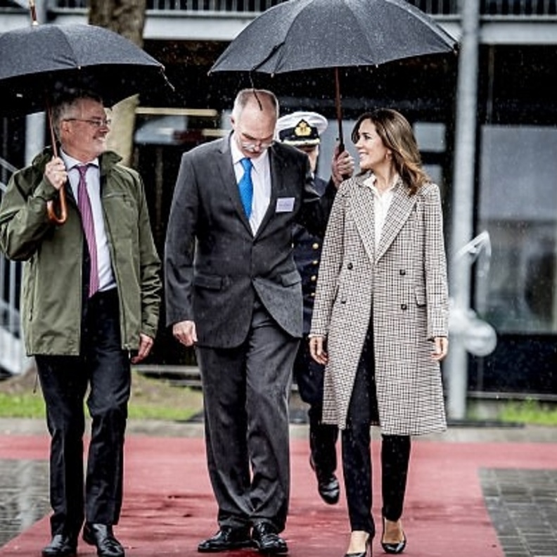 مواقف طريقة في حفل افتتاح الكلية الجديدة