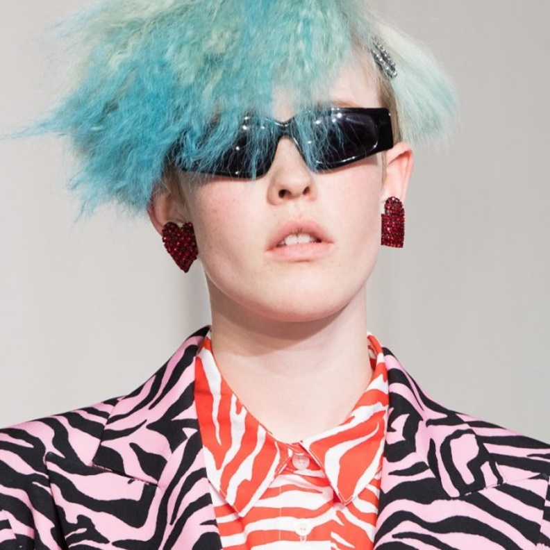 تسريحات شعر مع الشرائط على خطى عارضات ‏‎ Ryan Lo‏ 