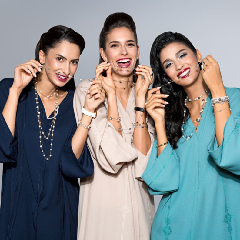 عارضات يتألّقن بالعباءات في جلسة تصوير خاصة من Swarovski