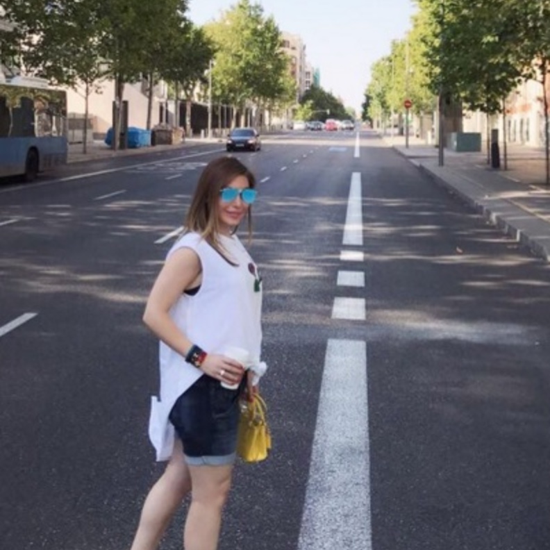 يارا في اطلالة بالشورت مع الحذاء الرياضي باللون الفوشيا