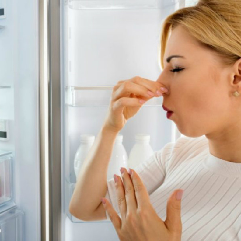 يفضل تنظيف الثلاجة بالمواد الطبيعية