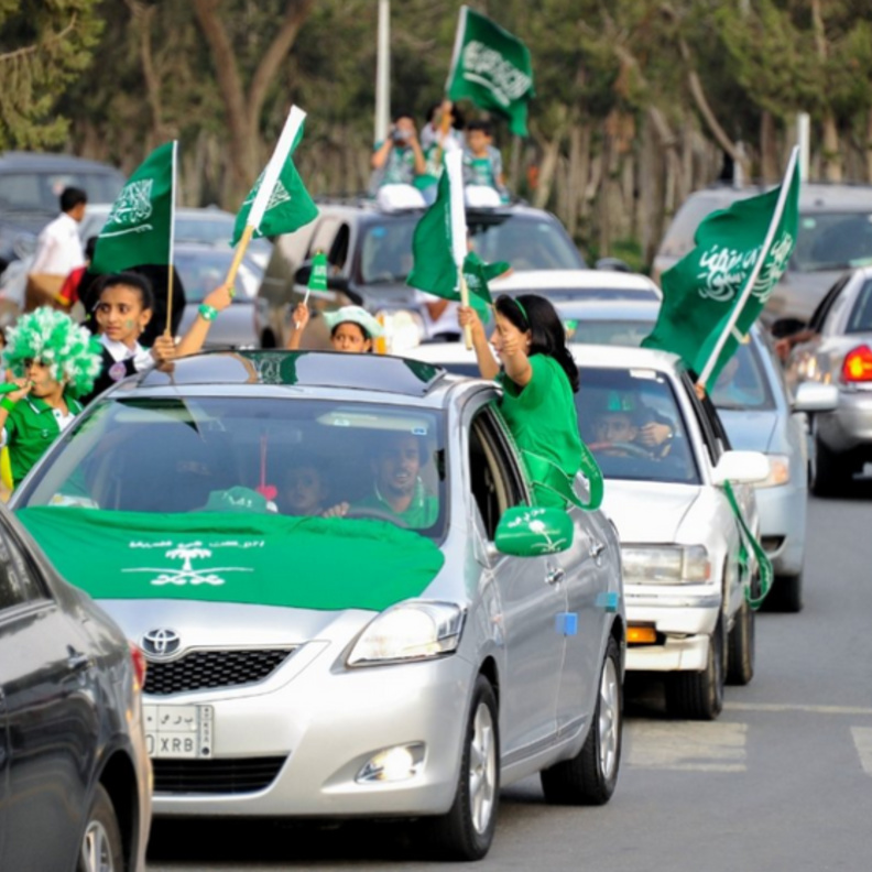 الراية الخضراء تزين شوارع المملكة في اليوم الوطني