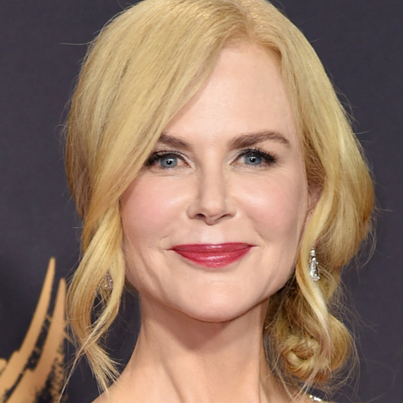 تسريحات شعر منسدلة من اختيار Sarah Hyland مع الغرة الجانبية