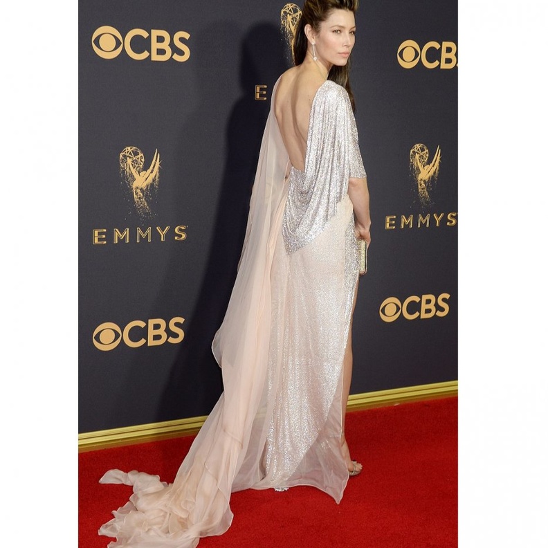 تاندي نيوتن بفستان زهري فاتح.