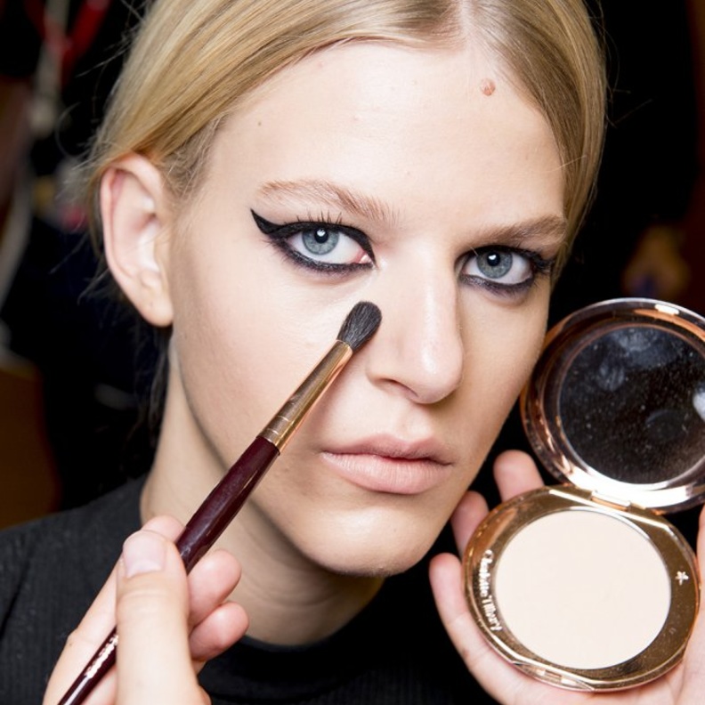 مكياج بأنامل Charlotte Tilbury في عرض أزياء Versace خلال أسبوع الموضة بلندن.