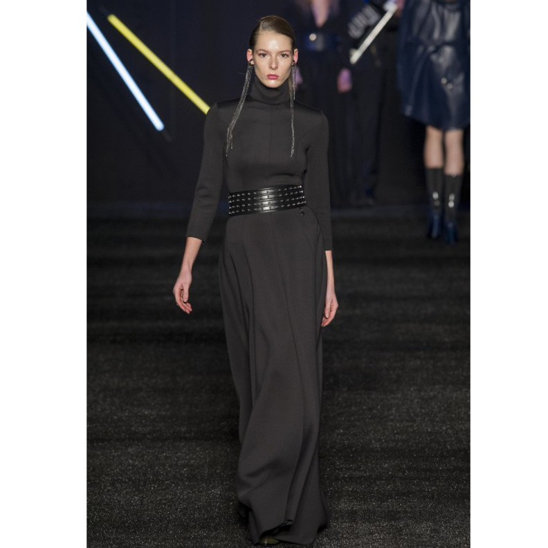  البسيه لمناسباتك الفخمة فاللون الاسود هو رمز الكلاسيكية.