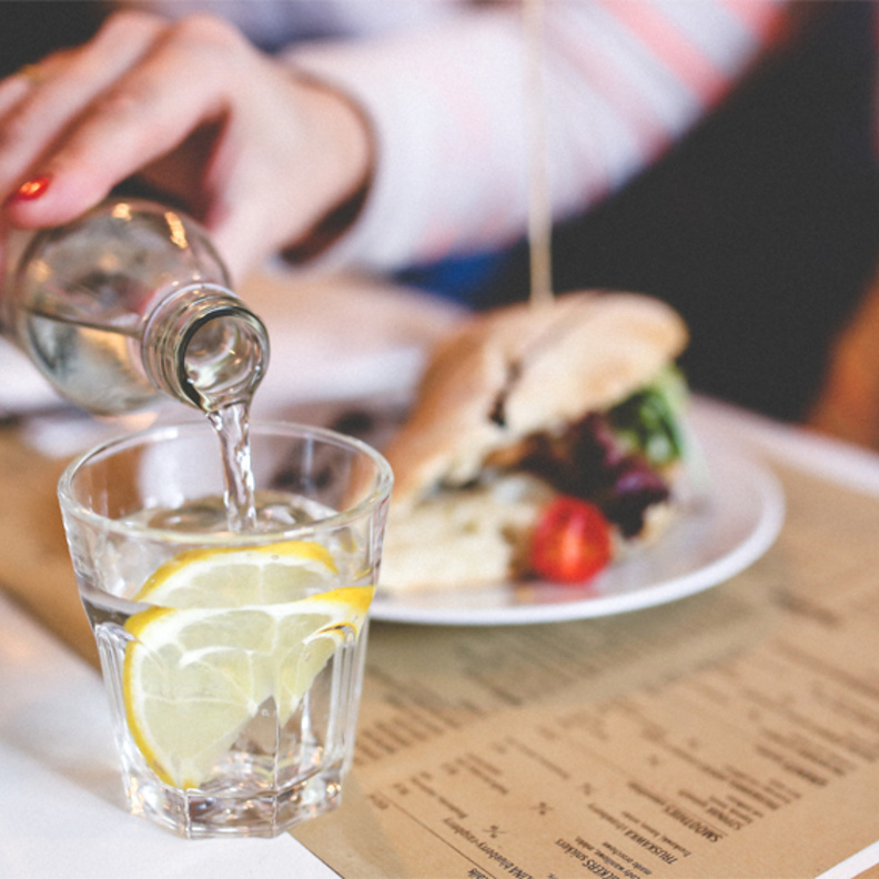 شرب الماء مع الاكل يعيق عملية الهضم