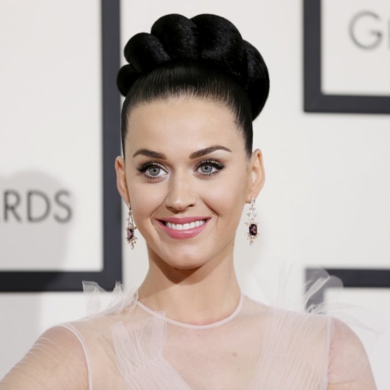 لتسحبي عيك وتخففي من استدارتها، اعتمدي على الرموش الرقيقة الخلف مع الابتعاد تماماً عن الرموش الكثيفة