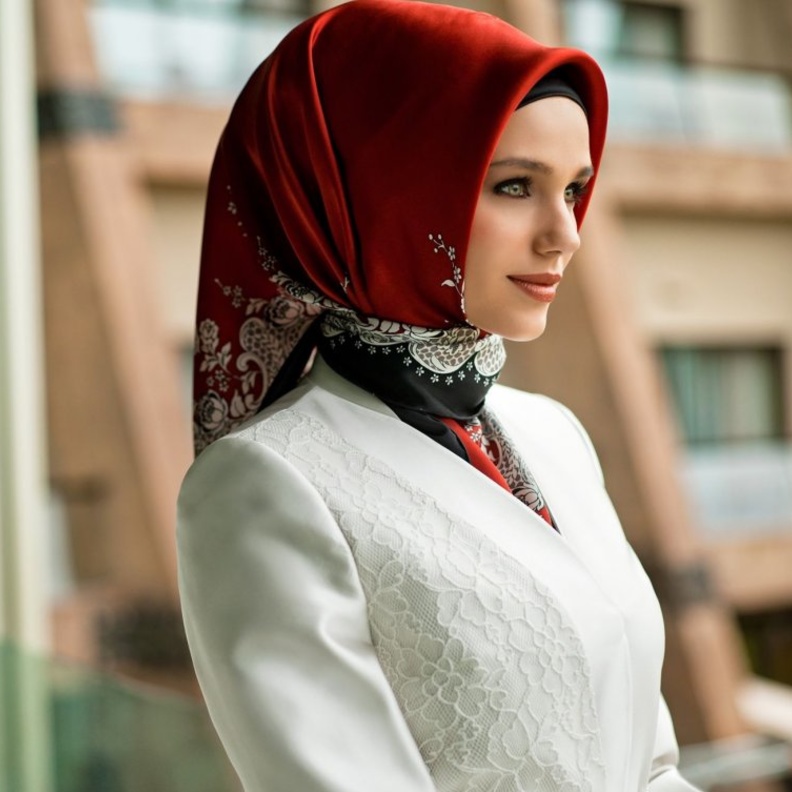 لف الحجاب التركي مع ترك إحدى الطرفين أطول