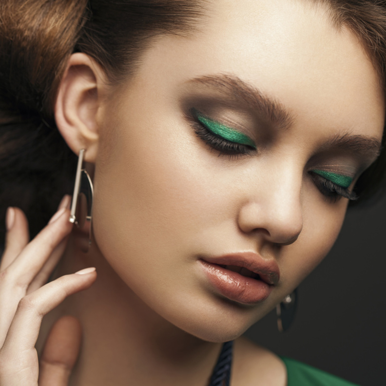 رسمات آيلاينر باللون الاخضر مع الشفايف النود