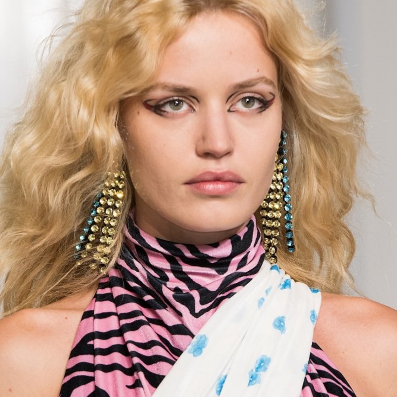 أقراط كريستال ملون من عرض آشلي ويليامز ربيع صيف 2018 