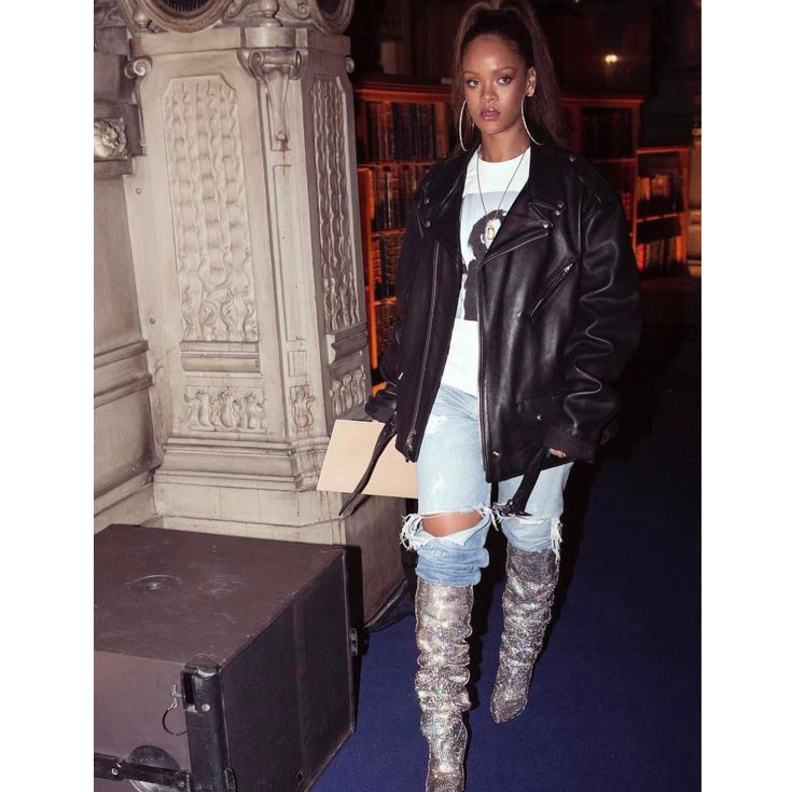 اختارت سيلين ديون حذاء سانت لوران البراق المرصع بالكريستال