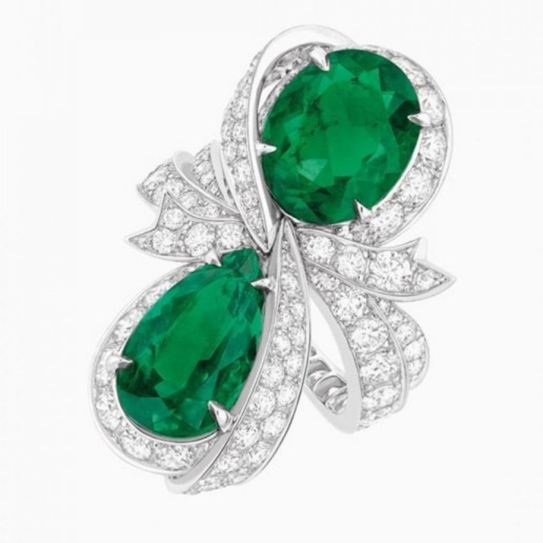 من ديور خاتم للعروس بحجر الزمرد الاخضر