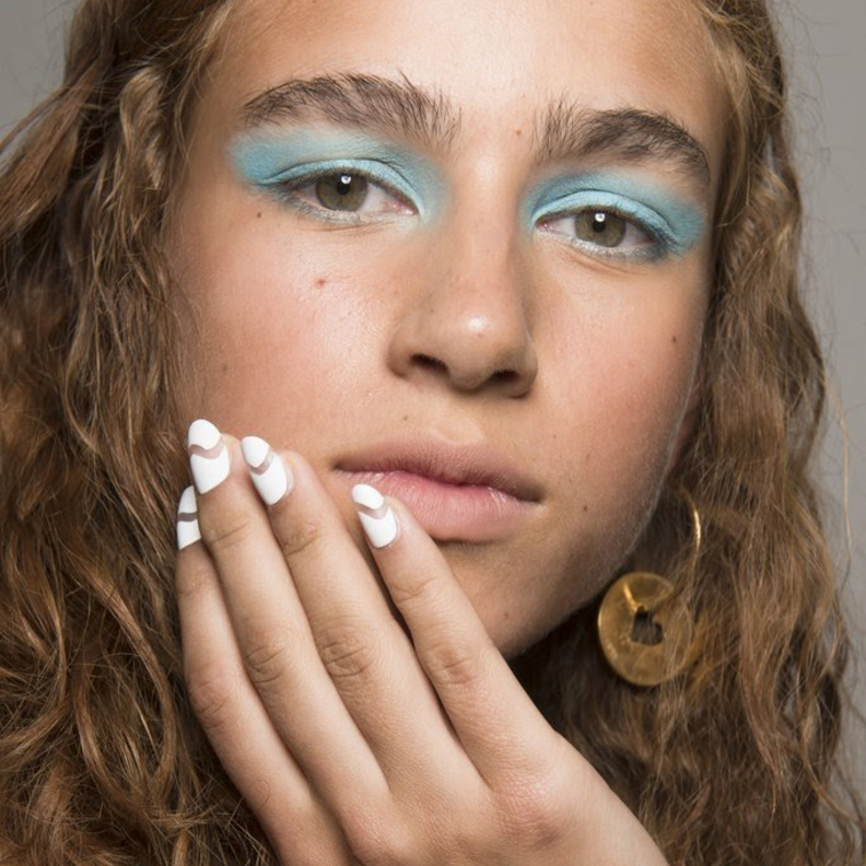 مناكير باللون النيلي مع الخطوط السوداء من ‏Sadie Williams