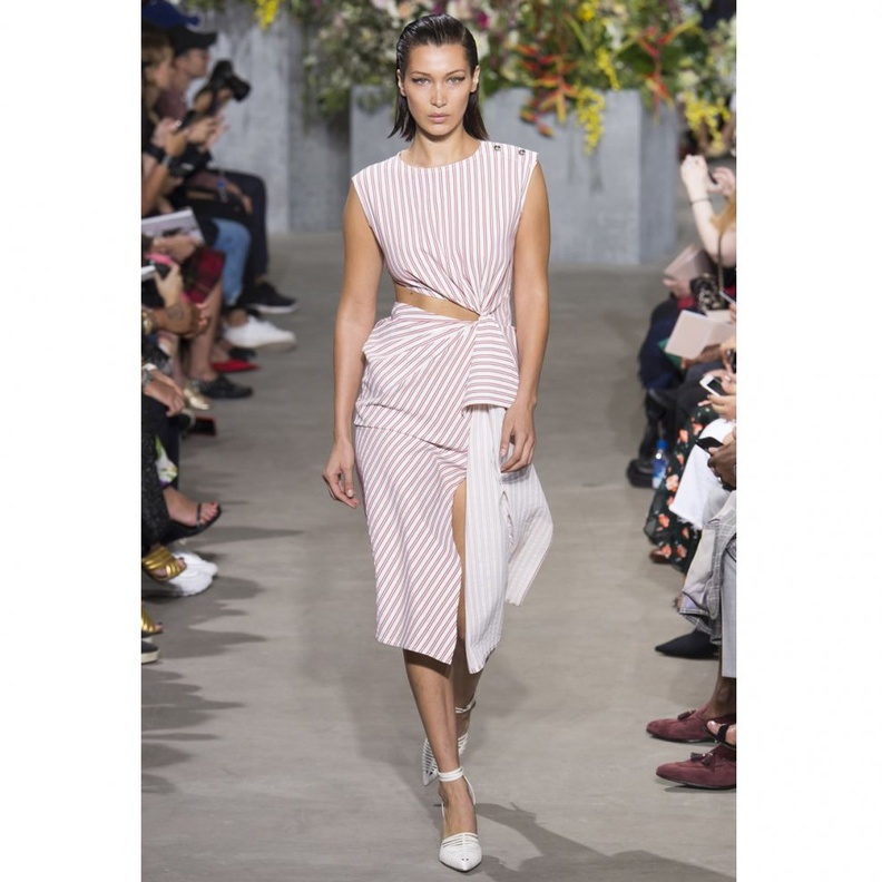 فستان قصير معرق بالورود من جايسون وو