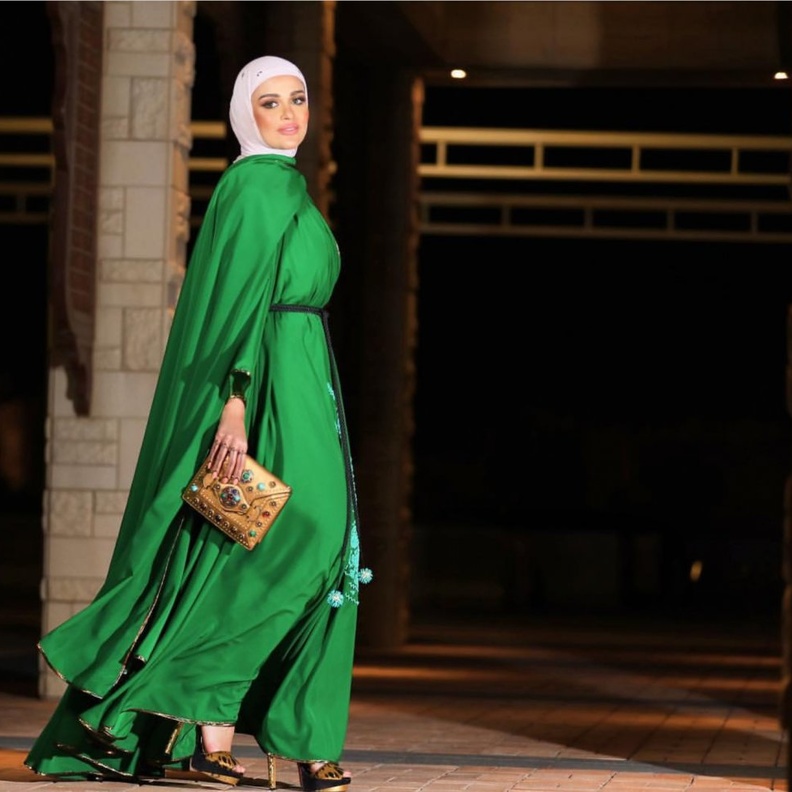 عبايات خليجية باللون الاخضر مع أقمشة المخمل الفاخر