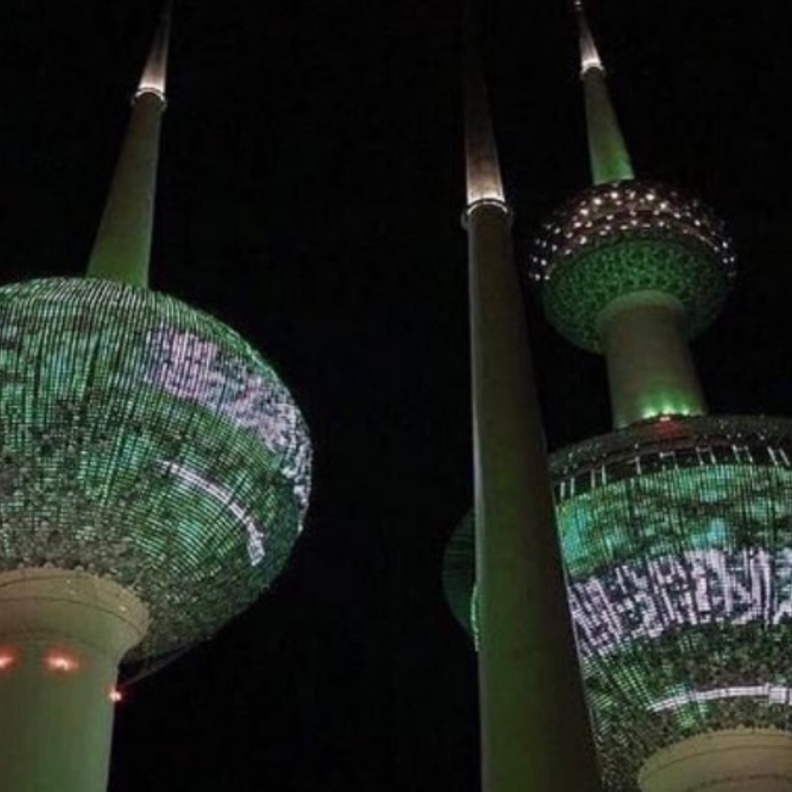 أبراج الكويت تتزين بعلم المملكة العربية السعودية 