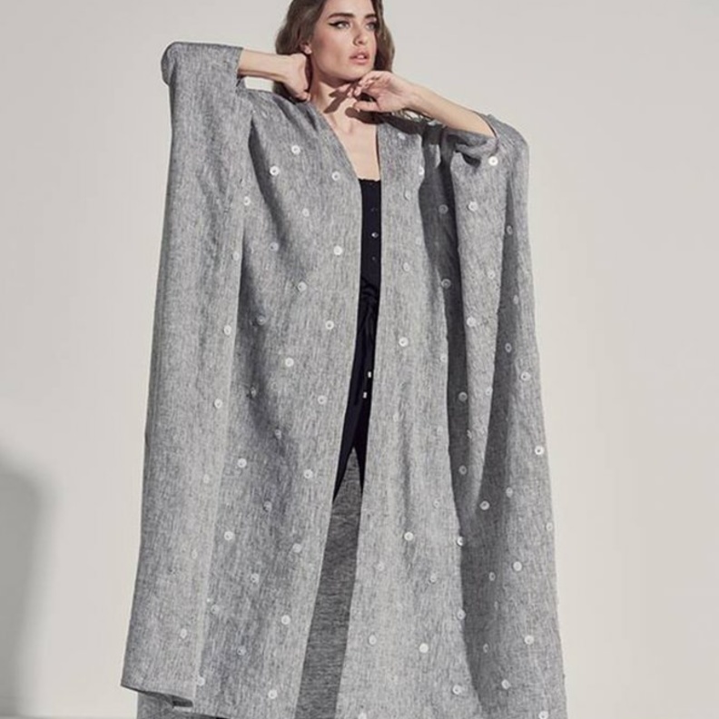 عباية من كارولينا هيريرا.